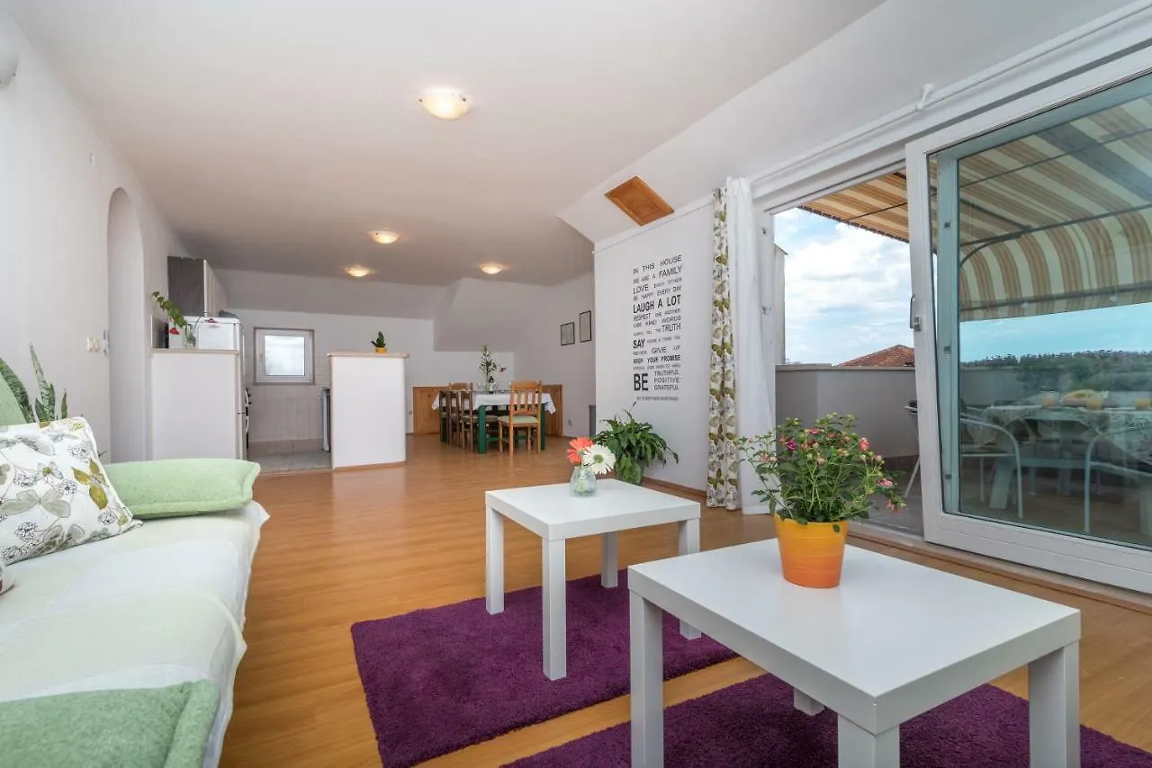 Apartments Vojin Trogir 0*,