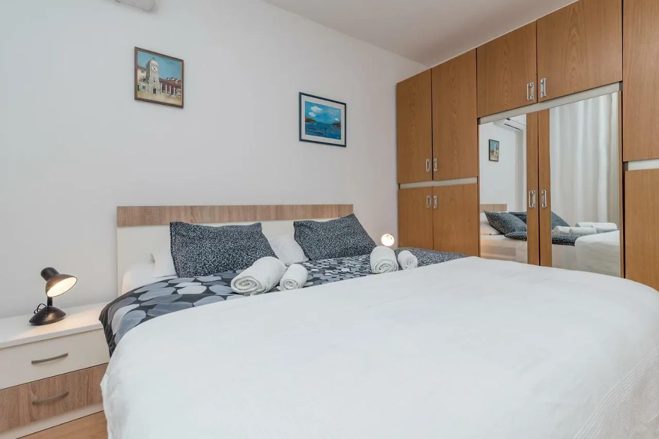 Apartments Vojin Trogir 0*,