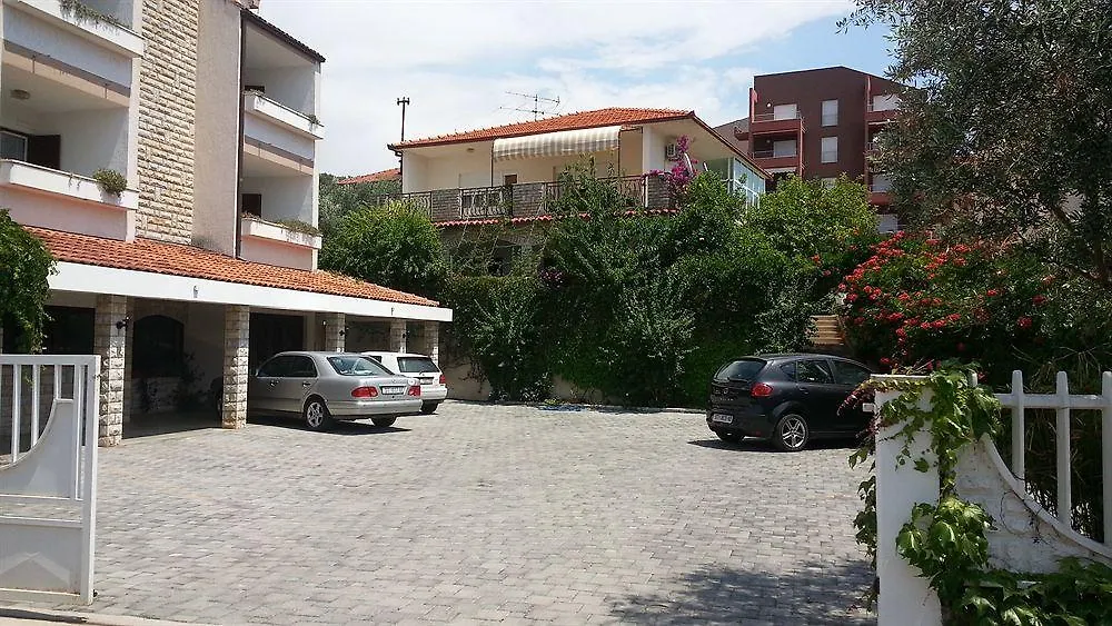 Apartments Vojin Trogir 0*,