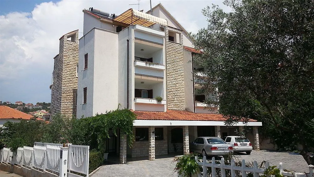 Apartments Vojin Trogir 0*,