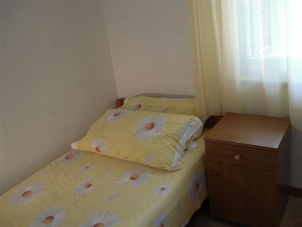 Apartments Vojin Trogir 0*,
