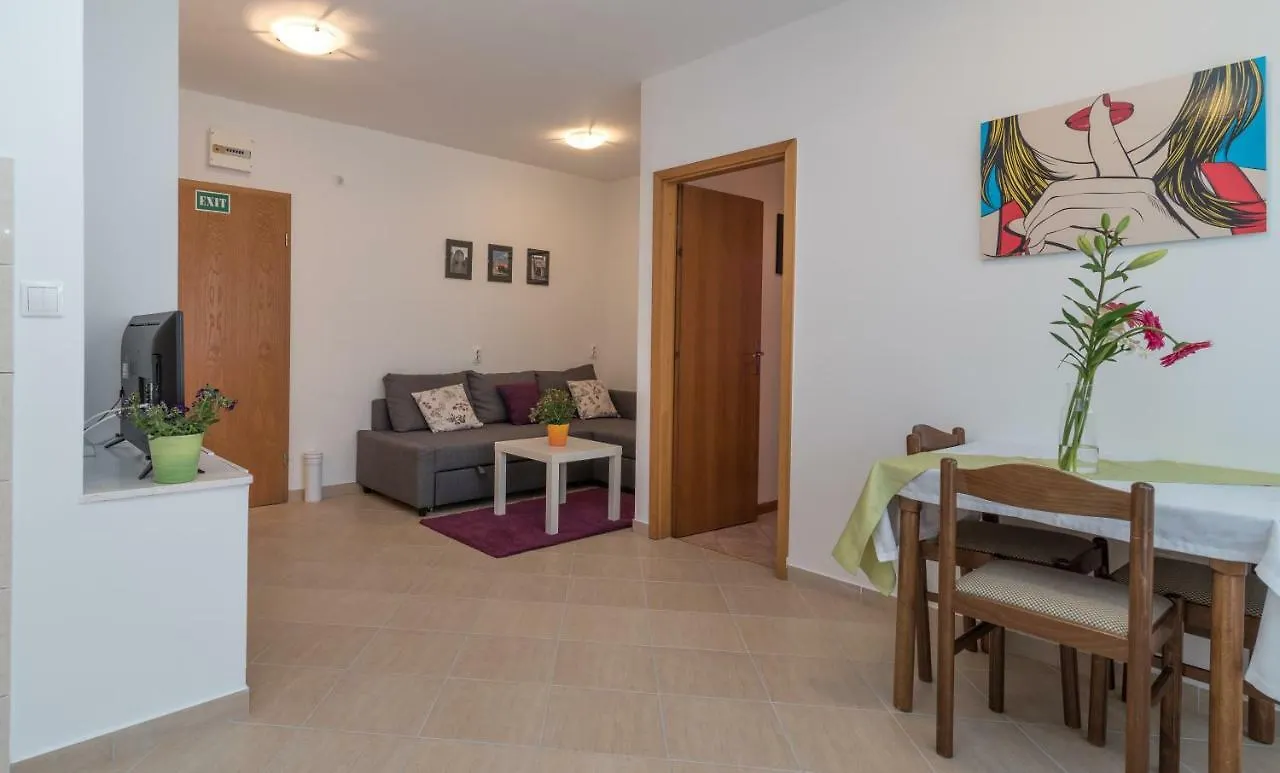 Apartments Vojin Trogir 0*,